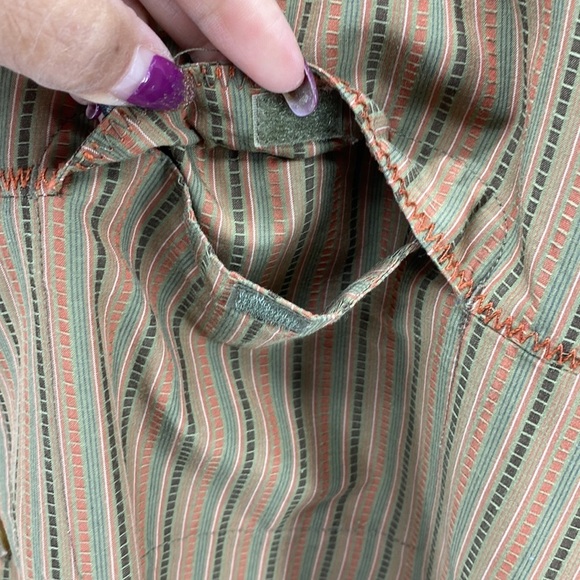 REI UPF 50 Casual Short Sleeve Button Down Shirt side pocket - Picture 4 of 11